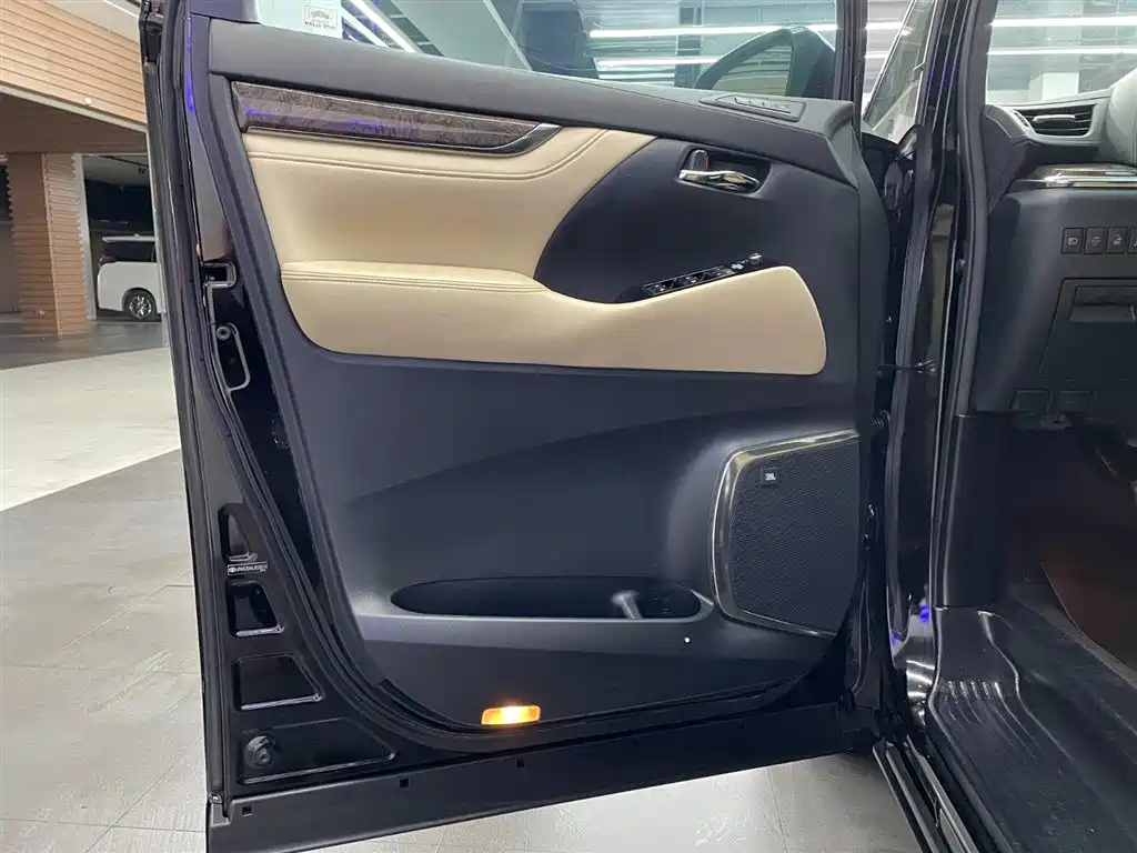 Toyota Alphard 2020 — фото 14
