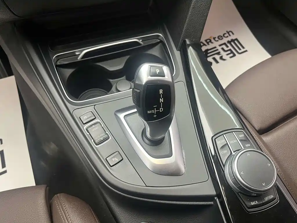 BMW 3 Series 2018 — фото 16