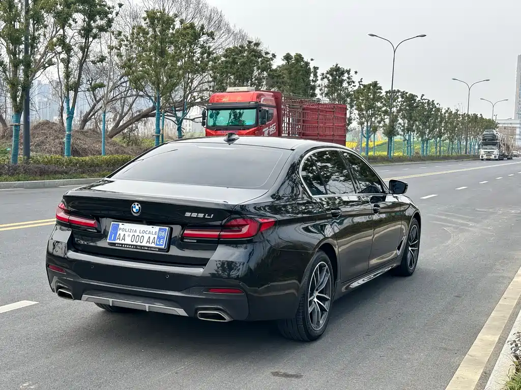 BMW 5 Series 2022 — фото 11