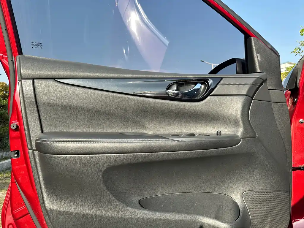 Nissan Tiida 2017 — фото 10