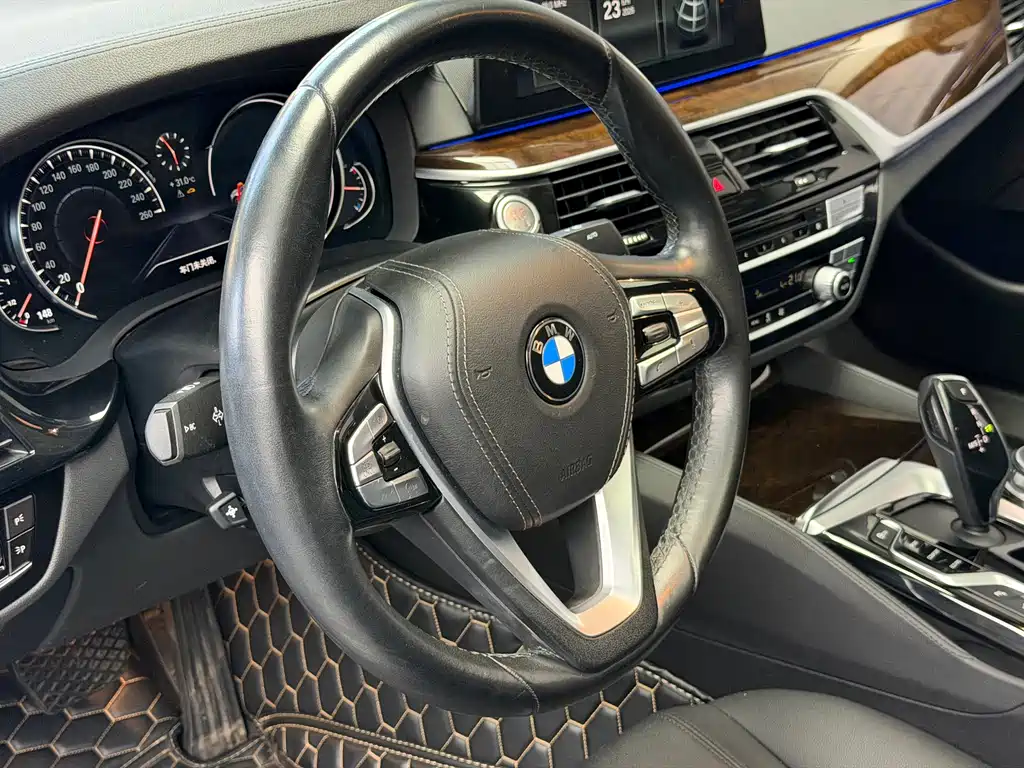 BMW 5 Series 2018 — фото 9