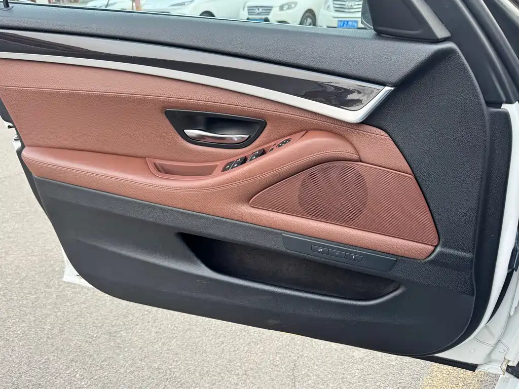 BMW 5 Series 2015 — фото 13