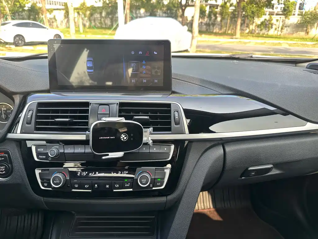 BMW 3 Series 2018 — фото 18