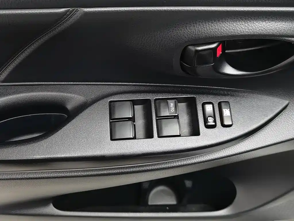 Toyota Yaris L 2017 — фото 9