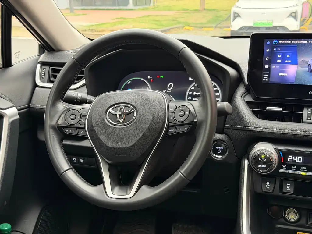 Toyota RAV4 2023 — фото 11