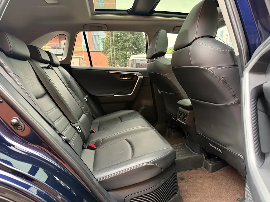 Toyota RAV4 2023 — фото 13