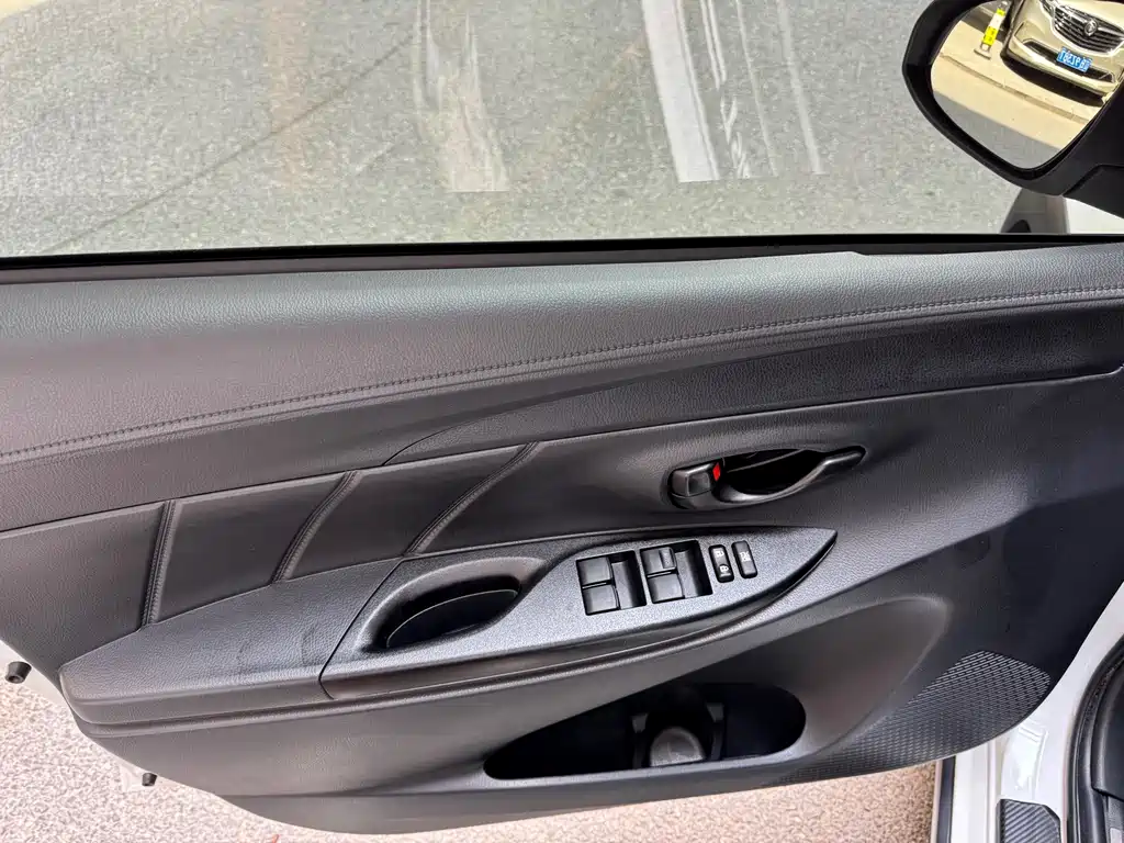 Toyota Yaris L 2023 — фото 11