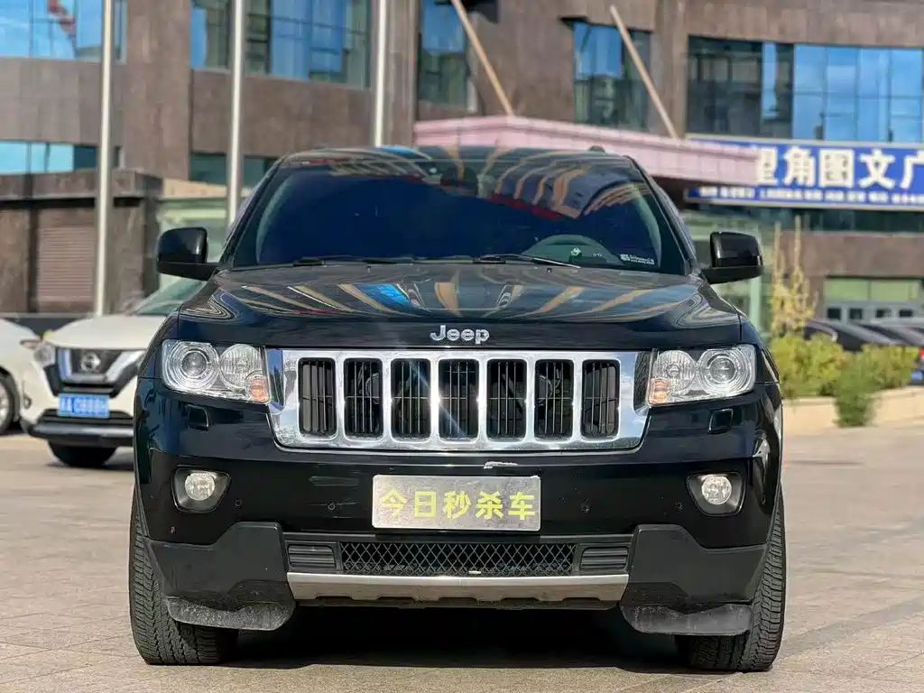 Jeep Grand Cherokee 2012 — фото 2