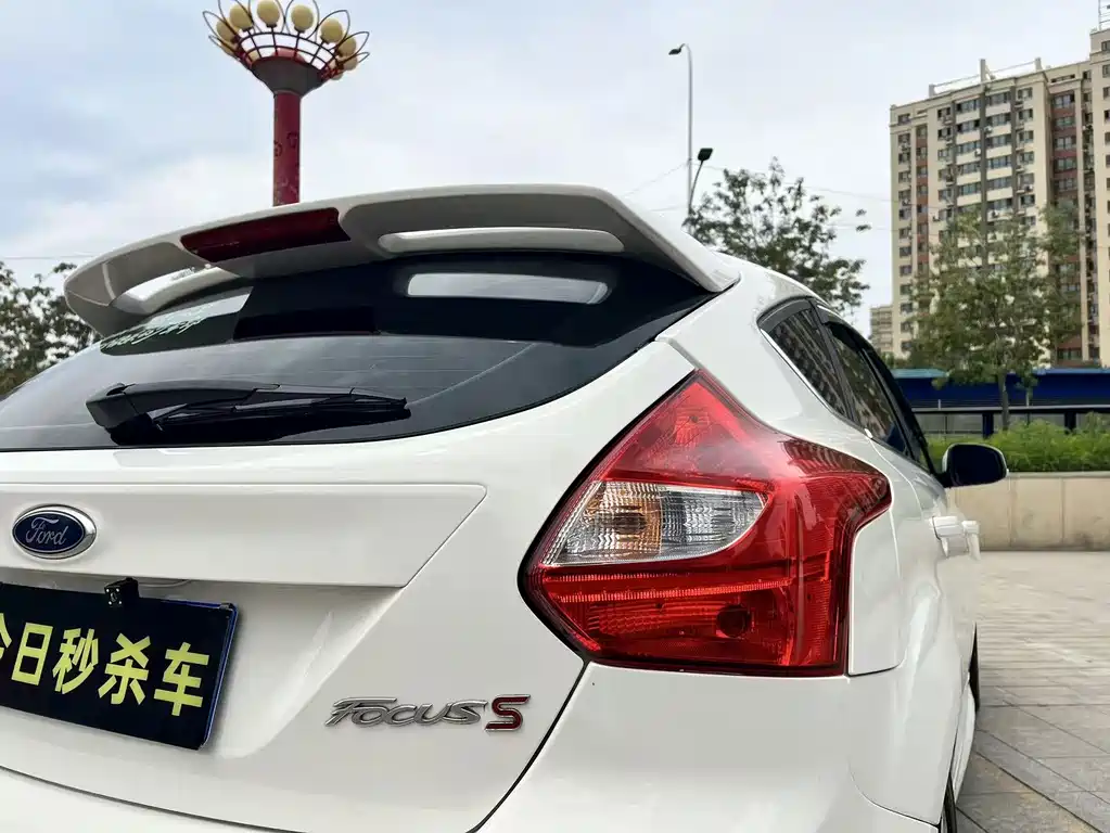 Ford Focus 2014 — фото 13