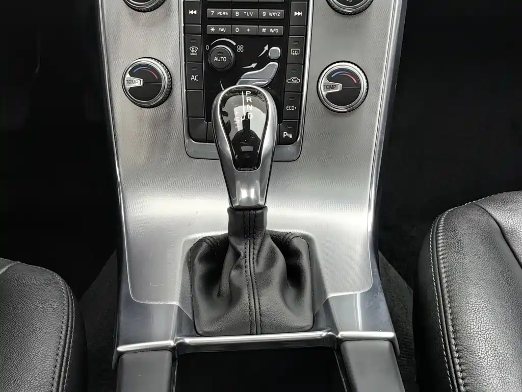 Volvo V60 2017 — фото 13
