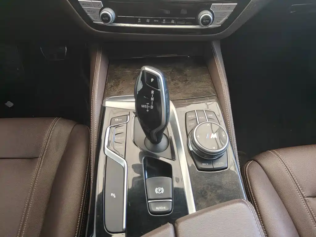 BMW 5 Series 2019 — фото 19