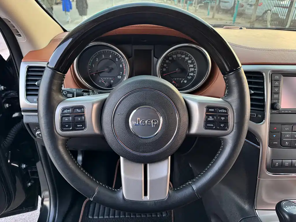 Jeep Grand Cherokee 2013 — фото 9