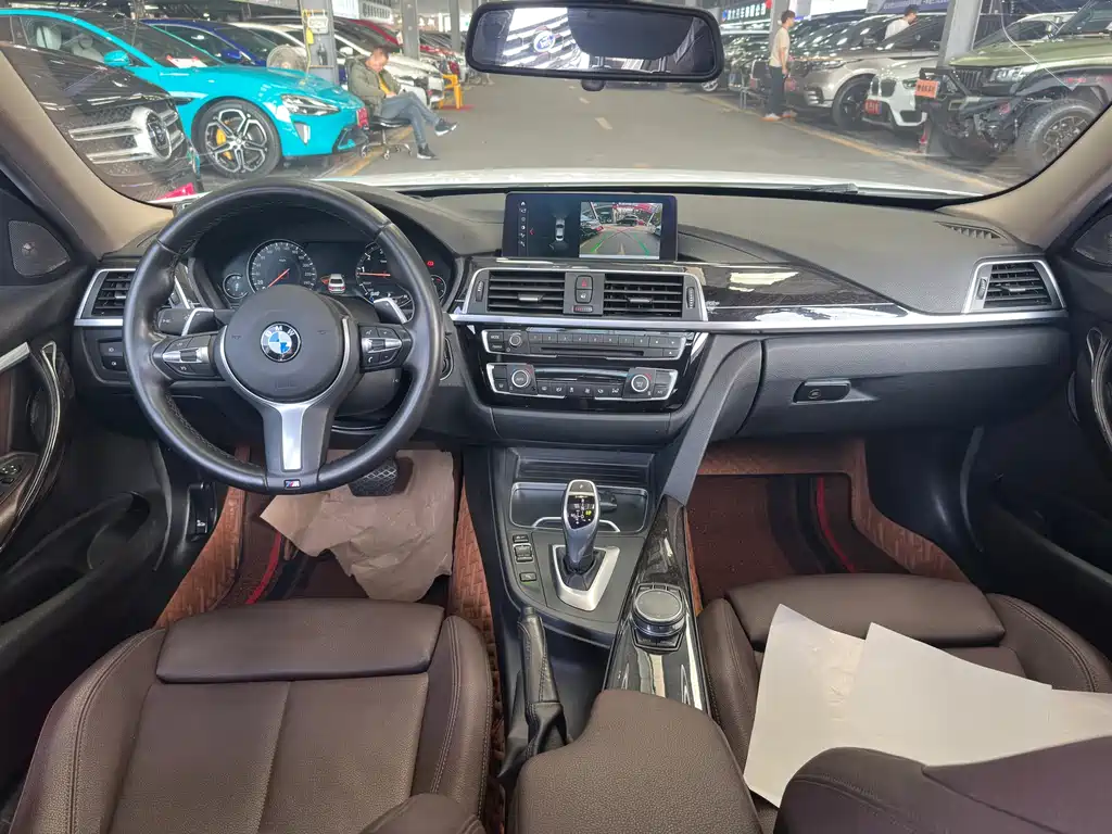 BMW 3 Series 2018 — фото 12