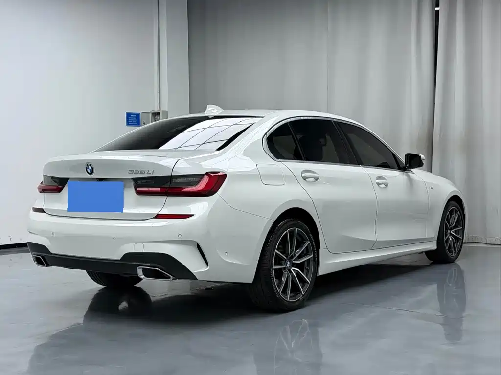 BMW 3 Series 2019 — фото 20