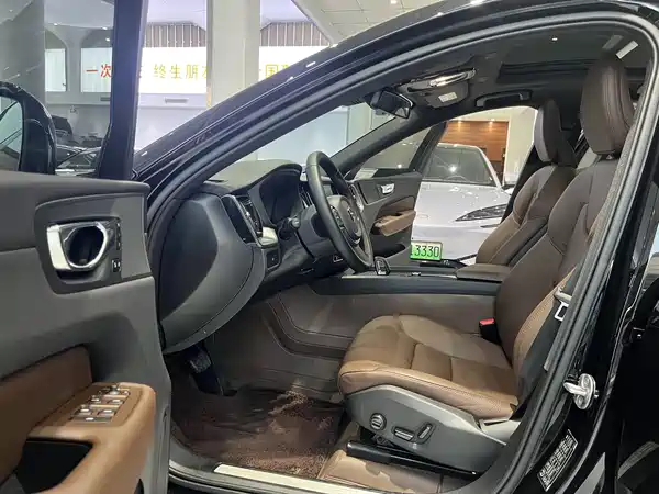 Volvo XC60 2025