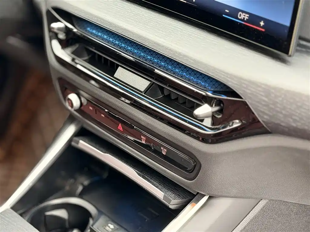 BMW 3 Series 2025 — фото 12