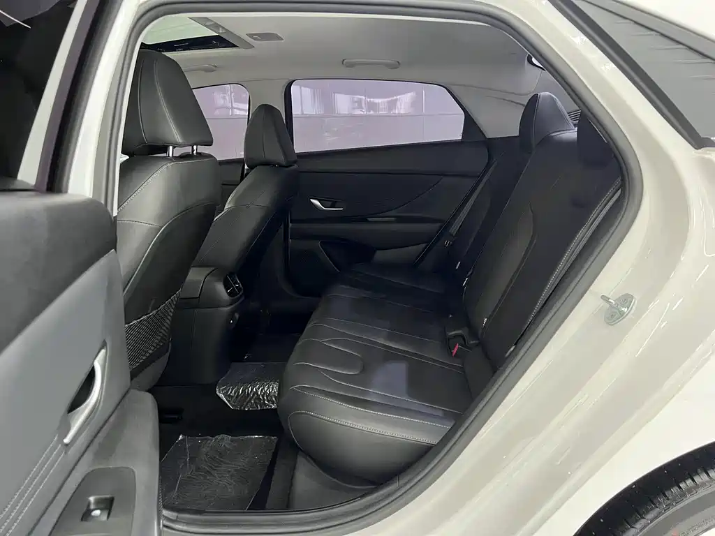 Hyundai Elantra 2023 — фото 15