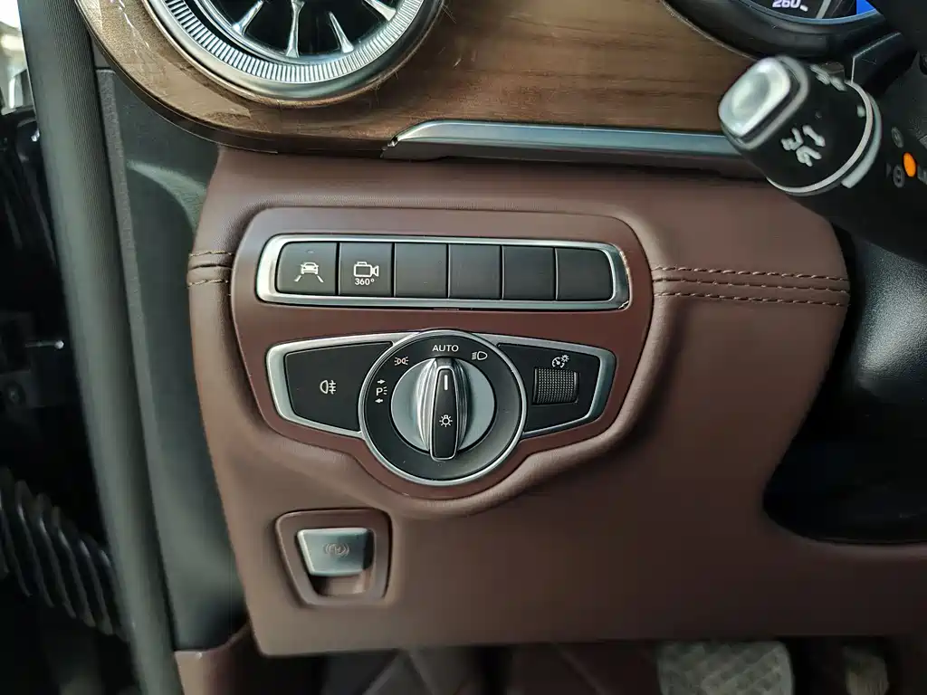 Mercedes-Benz V-Class 2022 — фото 24