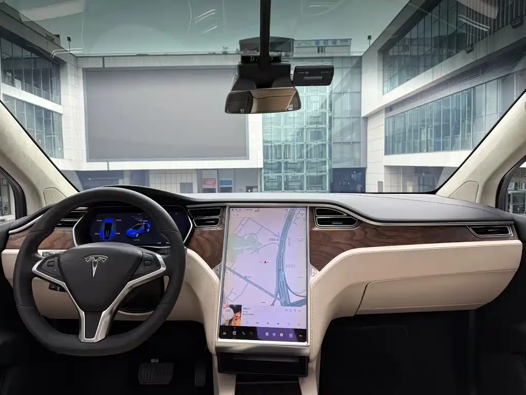 Tesla Model X 2018 — фото 4