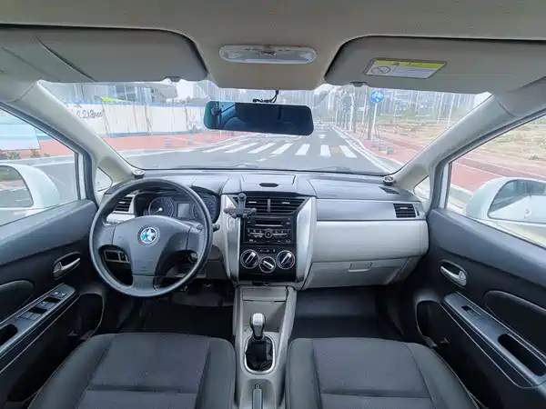 Venucia R50 2015