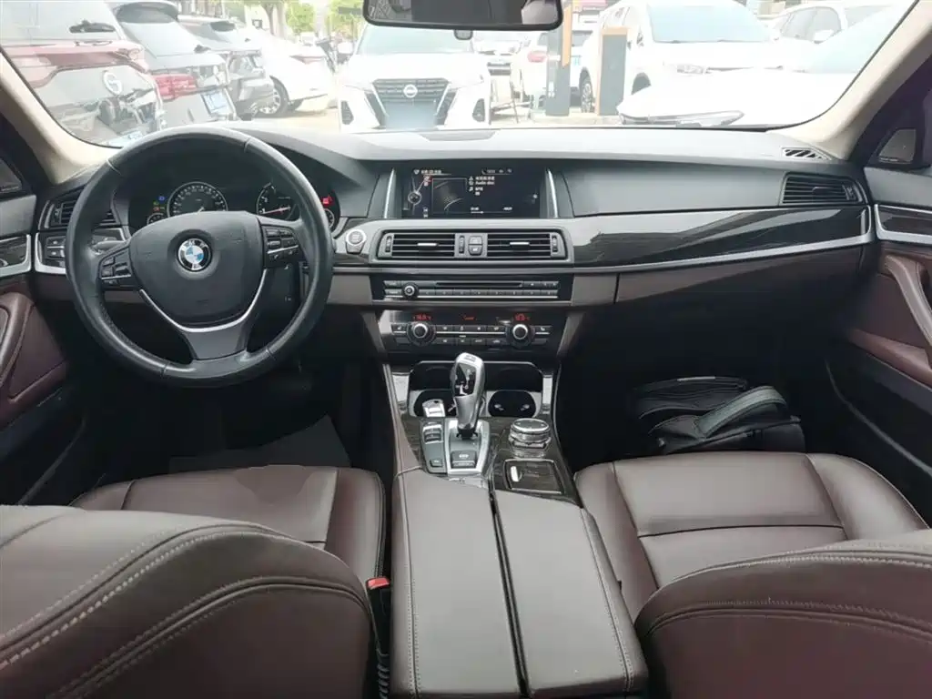 BMW 5 Series 2016 — фото 10