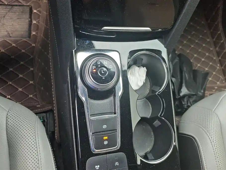 Ford Escape 2020 — фото 16