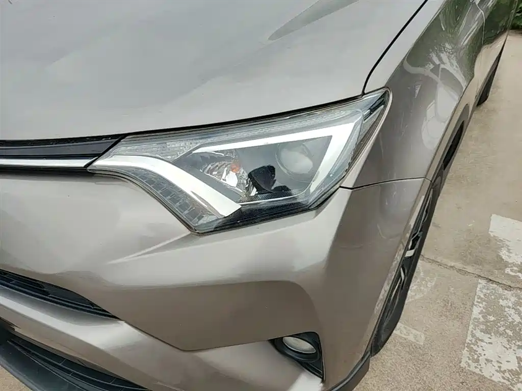 Toyota RAV4 2018 — фото 24