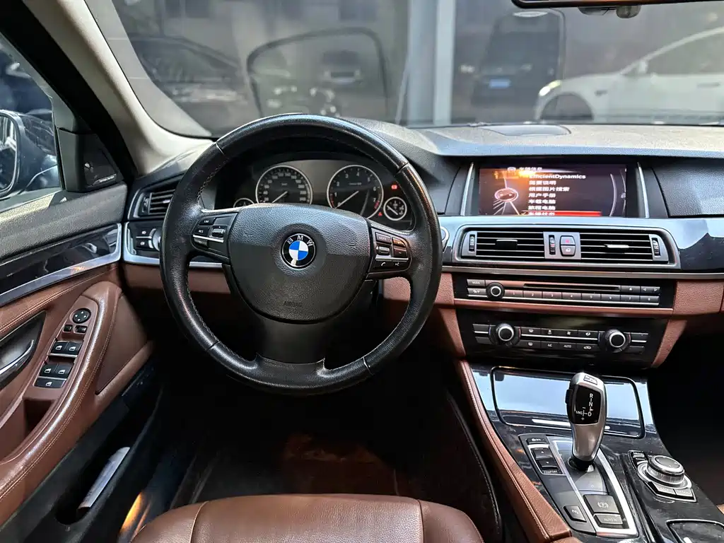 BMW 5 Series 2015 — фото 9