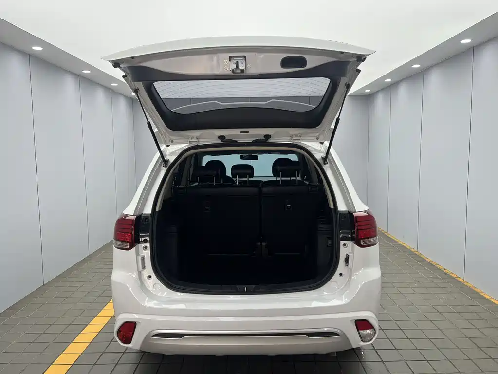 Mitsubishi Outlander 2022 — фото 18