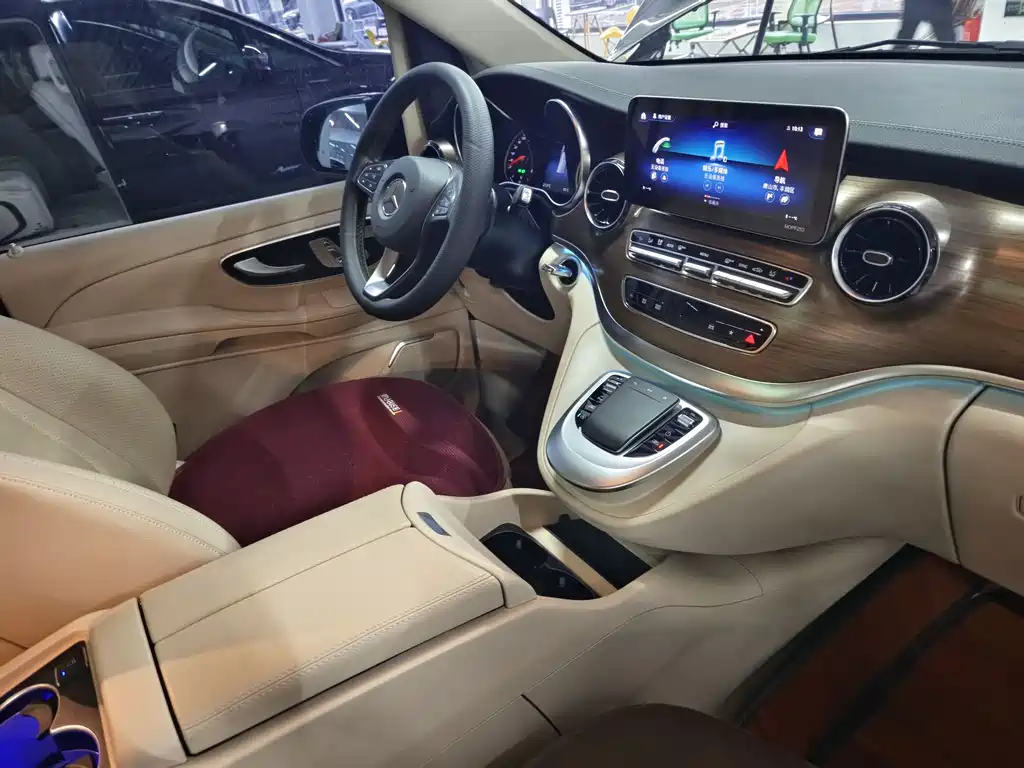 Mercedes-Benz V-Class 2021 — фото 19