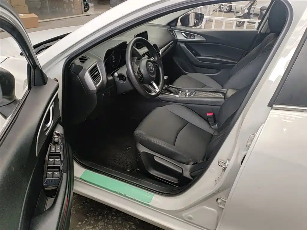 Mazda 3 Axela 2017 — фото 16