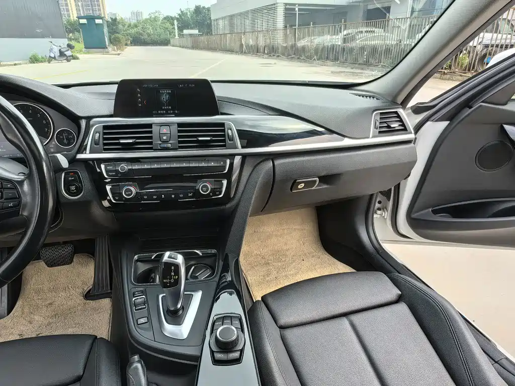 BMW 3 Series 2017 — фото 16