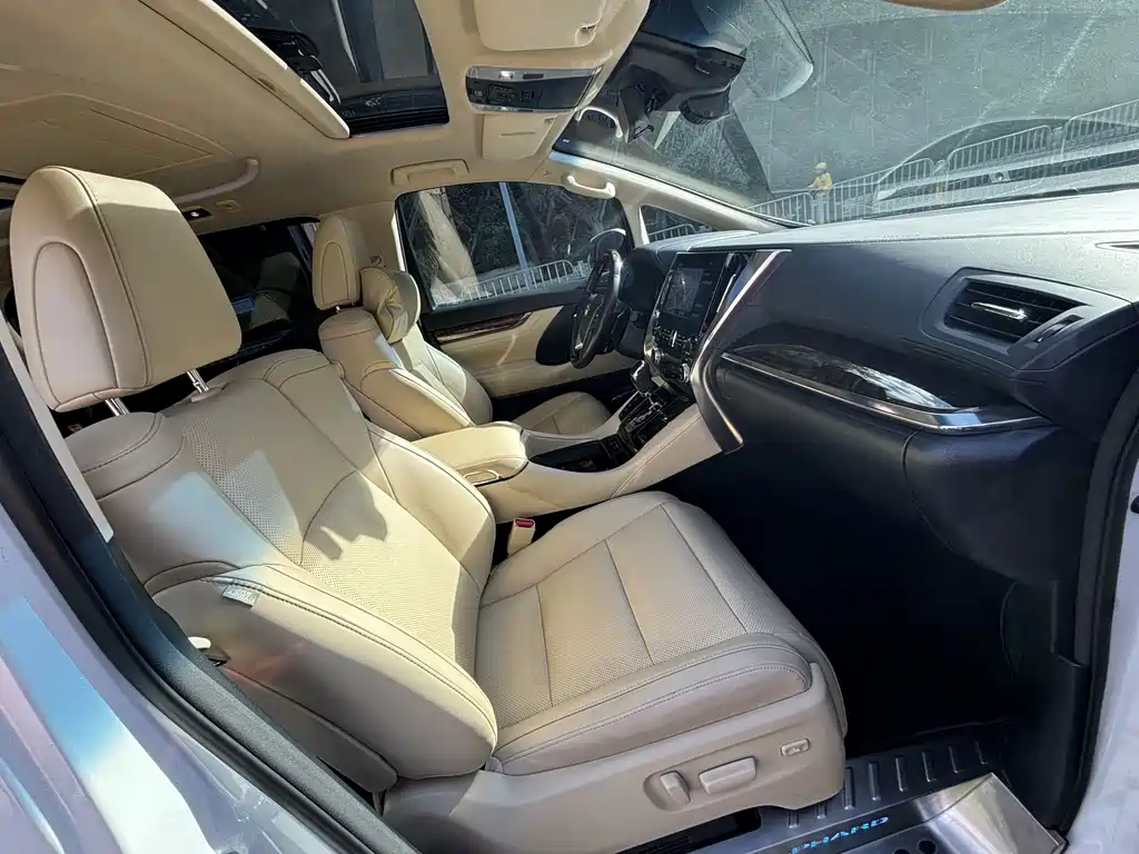 Toyota Alphard 2023 — фото 18