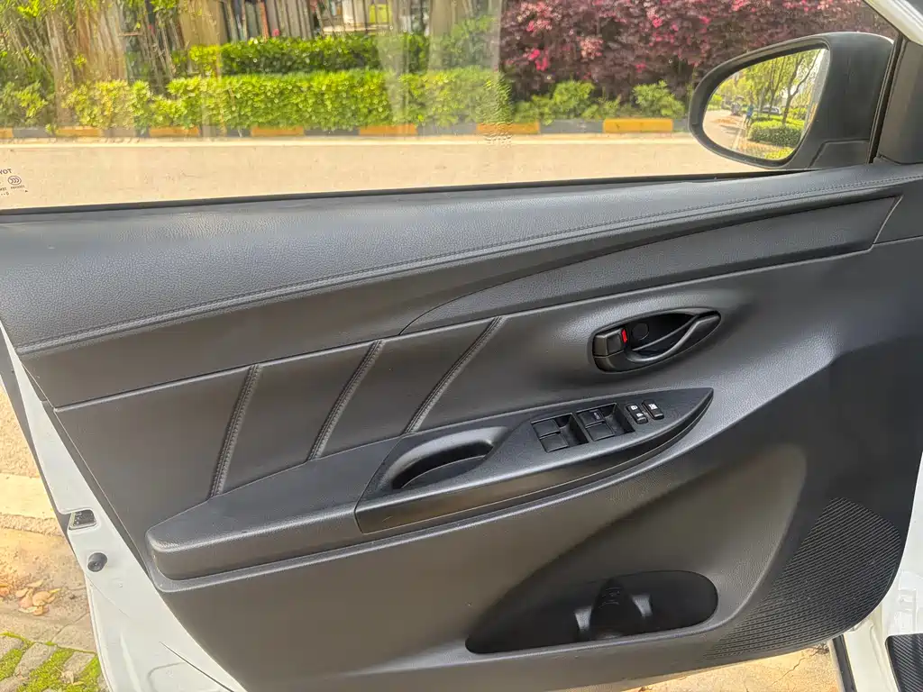 Toyota Yaris L 2020 — фото 15