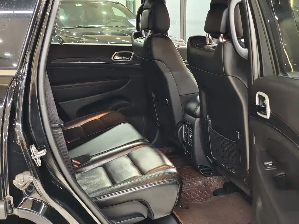 Jeep Grand Cherokee 2021 — фото 12