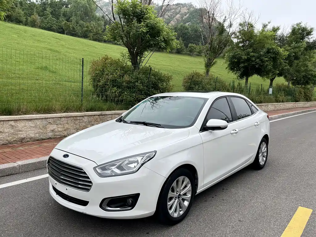Ford Escort 2015 — фото 1