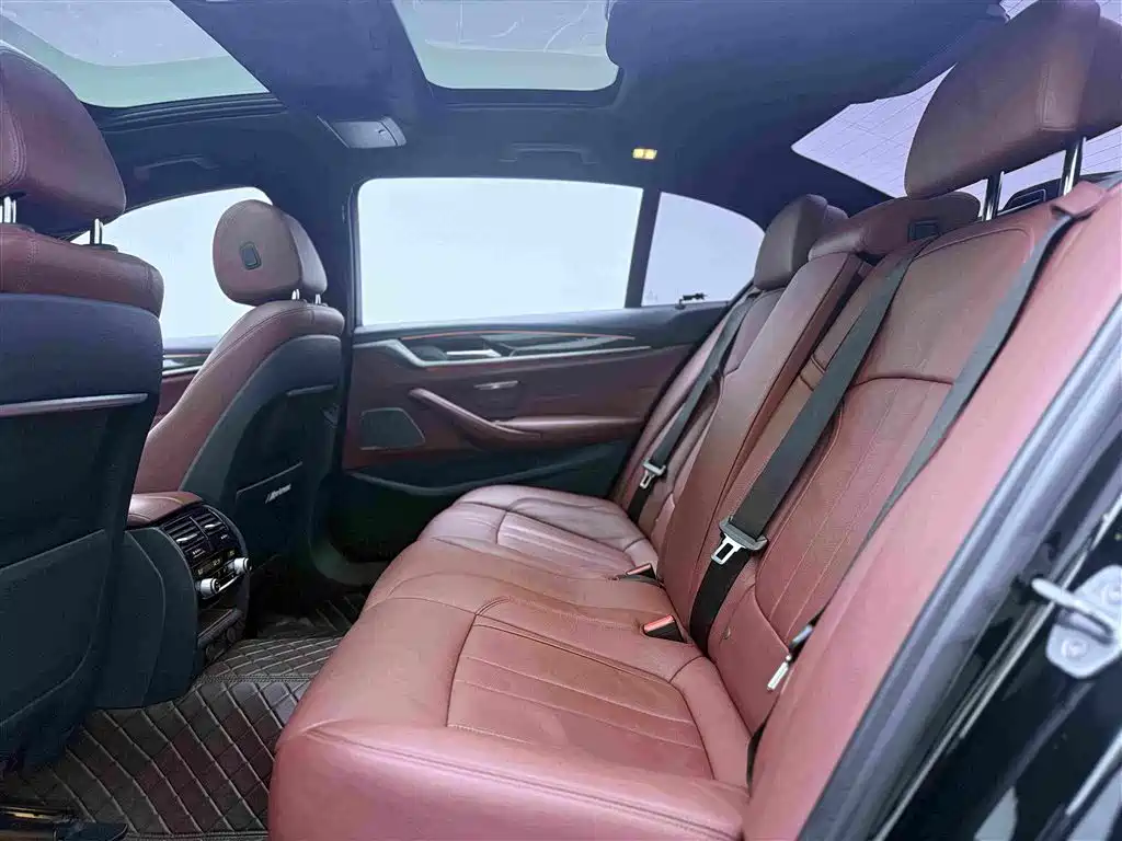 BMW 5 Series 2019 — фото 16
