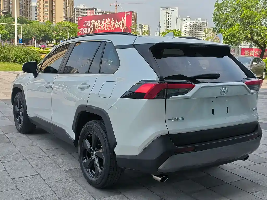 Toyota RAV4 2022 — фото 4