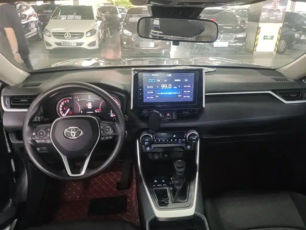 Toyota RAV4 2020 — фото 10