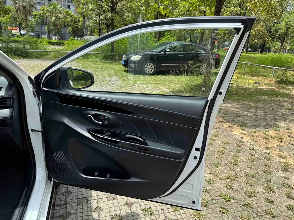 Toyota Yaris L 2022 — фото 35