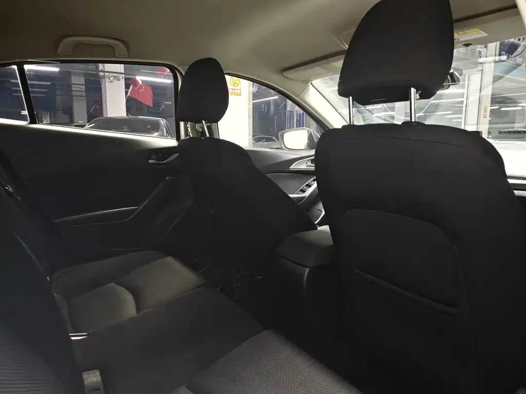Mazda 3 Axela 2018 — фото 11