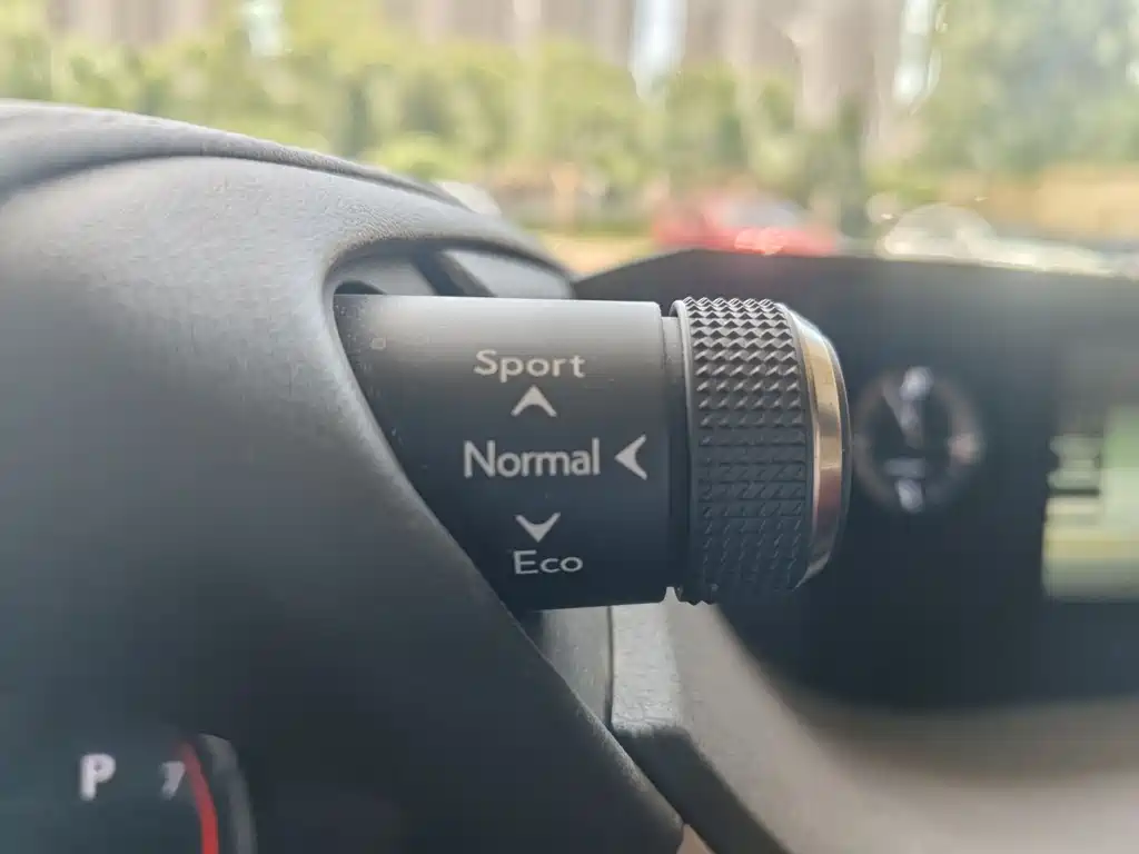Lexus ES 2019 — фото 14
