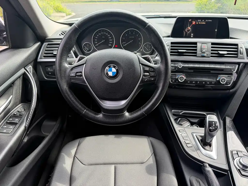 BMW 3 Series 2017 — фото 10