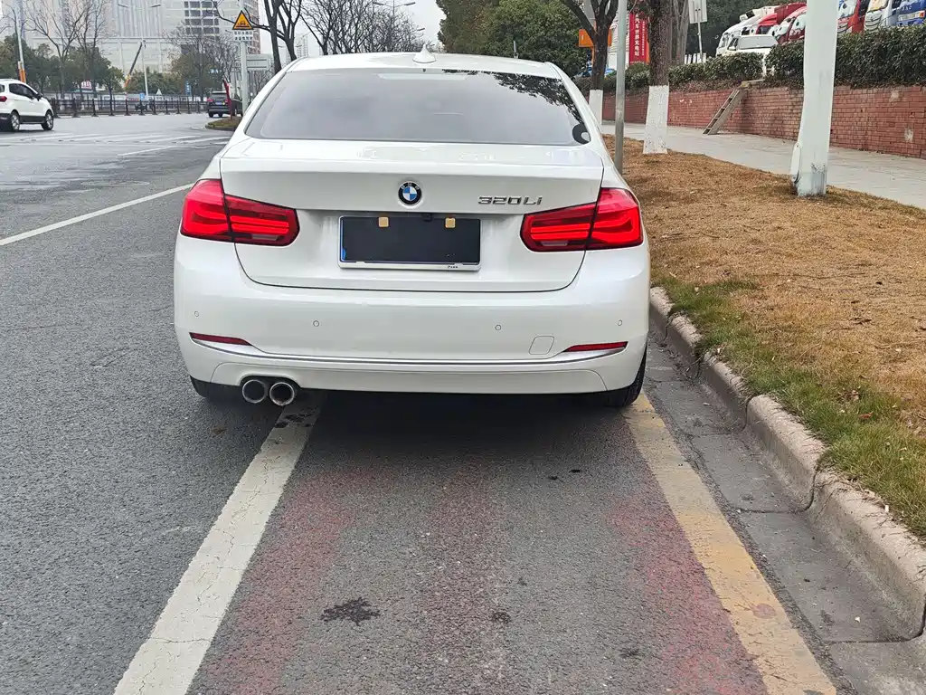 BMW 3 Series 2018 — фото 11