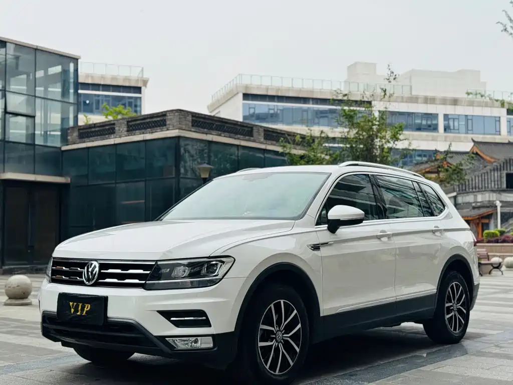Volkswagen Tiguan L 2018 — фото 1