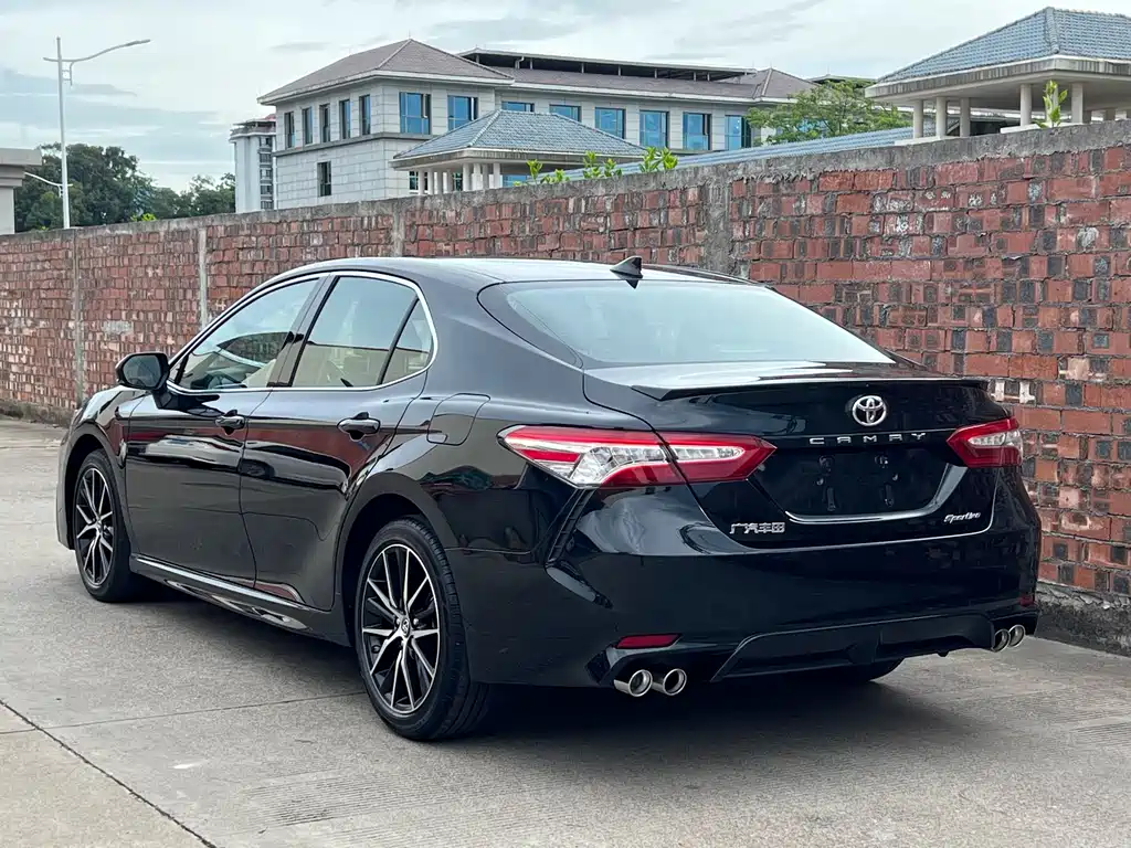 Toyota Camry 2022 — фото 2