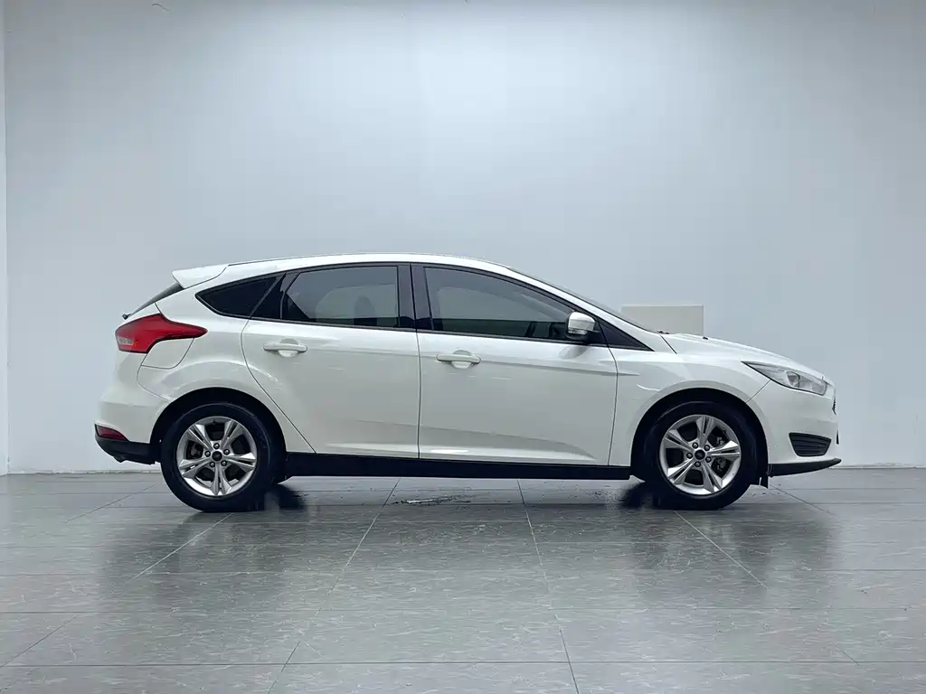 Ford Focus 2018 — фото 9