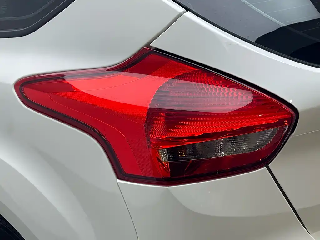 Ford Focus 2018 — фото 12