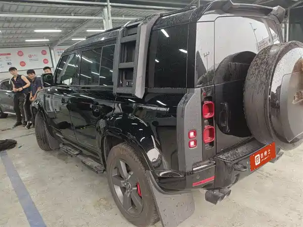 Land Rover Defender 2025