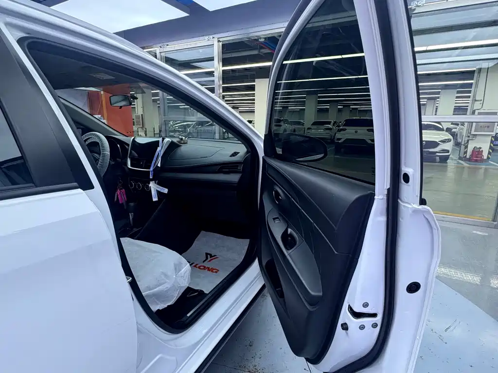 Toyota Yaris L 2022 — фото 10